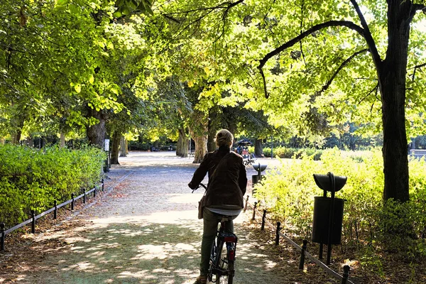 Andar de bicicleta no parque — Fotografia de Stock