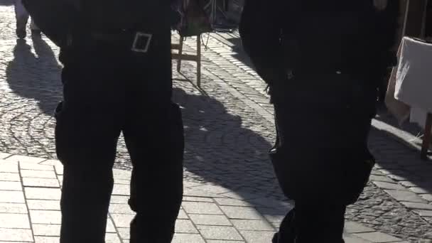 Politie patrouille in centrum van de stad — Stockvideo