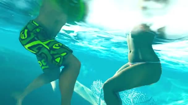 Genç çift su altında — Stok video