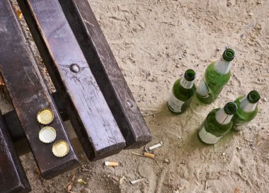 Bira şişeleri üzerinde park banklar