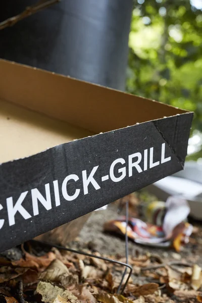 Picknick-Müll auf dem Boden liegend — Stockfoto