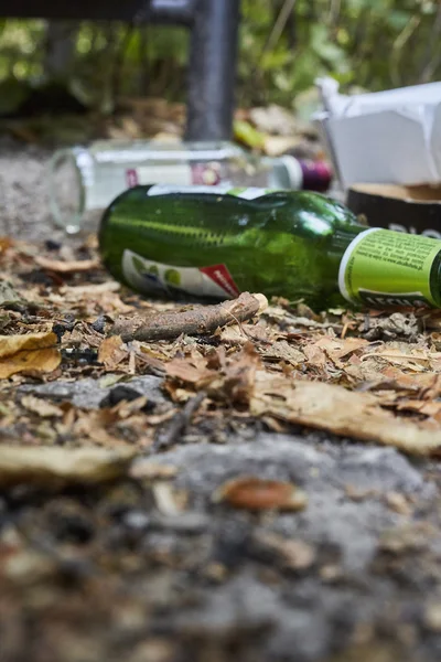 Picknick vrh ležící na zemi — Stock fotografie