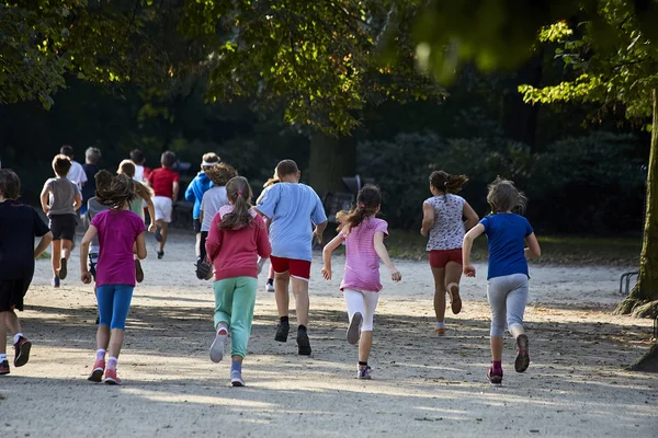 公園を走る子供たちは — ストック写真