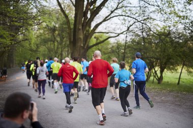 Parkta genç koşucu