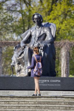 Chopin heykeli duran genç kadın