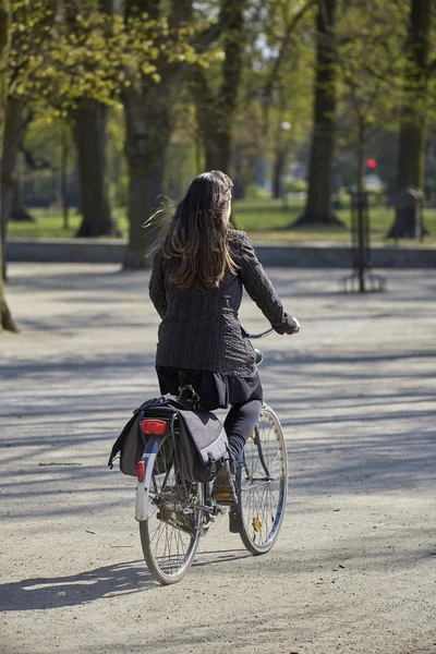 Женщина на велосипеде в парке — стоковое фото