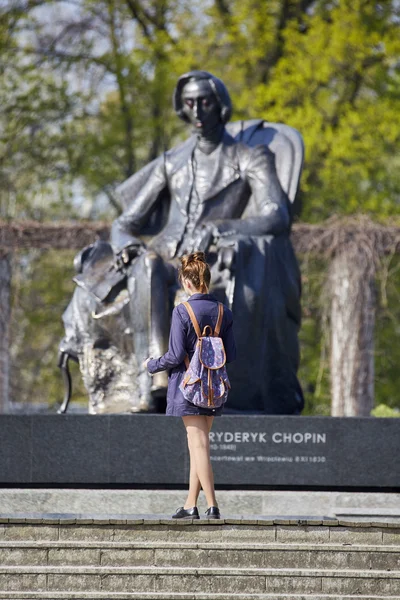 Mujer joven de pie cerca de la estatua de Chopin —  Fotos de Stock
