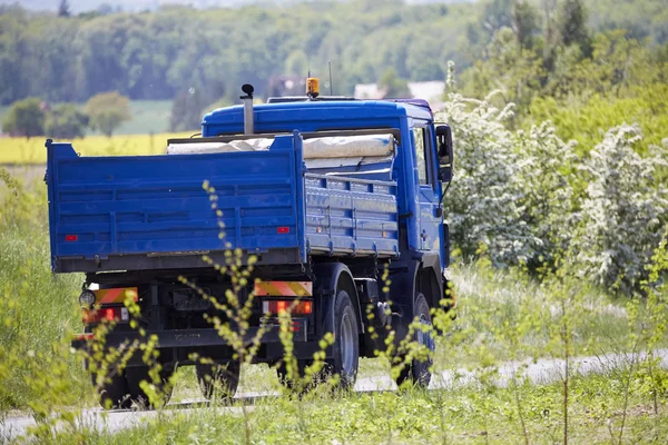 Blauer LKW auf dem Land — Stockfoto