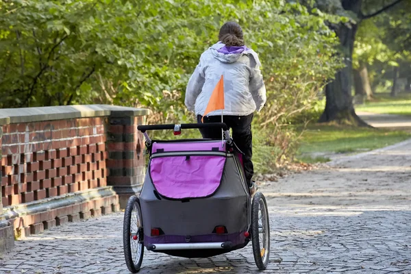 Moeder met baby tweeling — Stockfoto