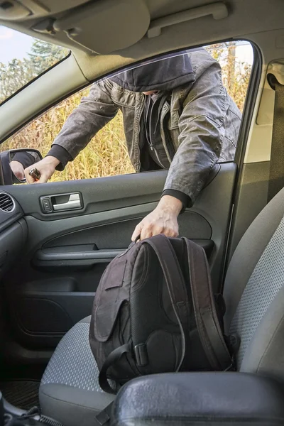 Hooligan bricht in Auto ein — Stockfoto