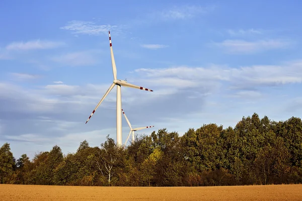 Één windmolen in de schemering — Stockfoto