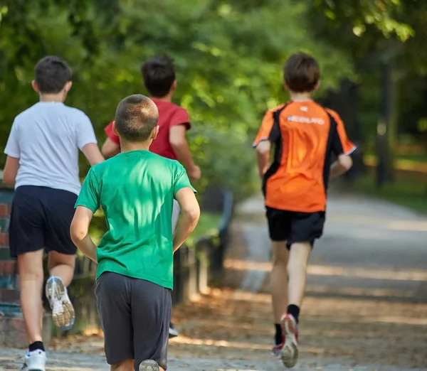 Rapazes a correr no parque — Fotografia de Stock