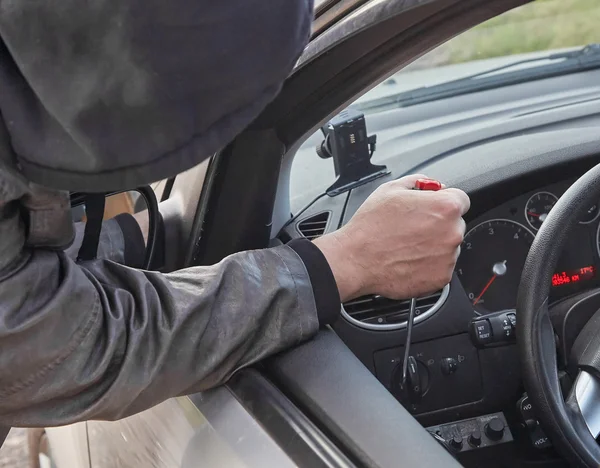 Hooligan breaking into car — Stock Photo, Image