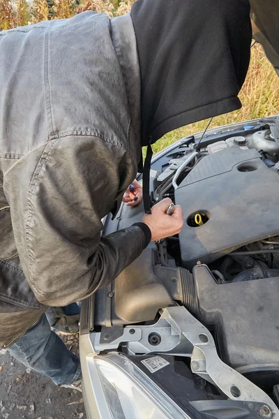 Hooligan breaking into car — Stock Photo, Image