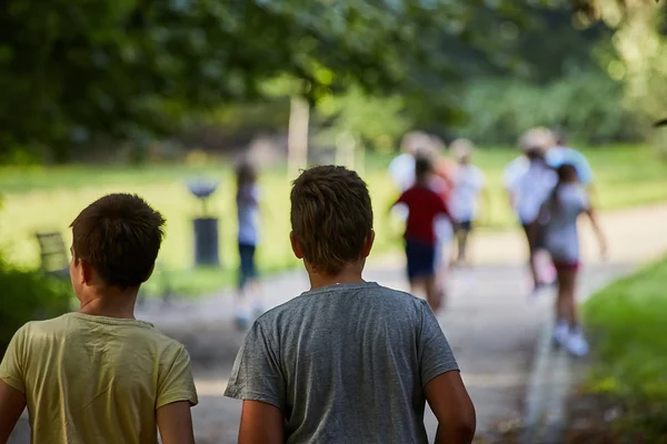 Anak-anak berjalan di taman — Stok Foto