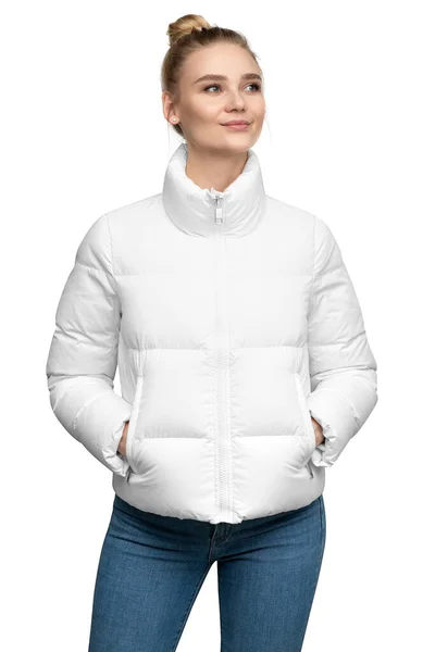 Jong vrouw model poseren in wit donsjas geïsoleerd op witte achtergrond — Stockfoto