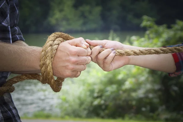 Mãos de casal amarradas com corda — Fotografia de Stock