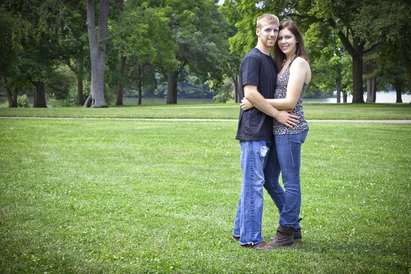 Bonito casal no parque — Fotografia de Stock