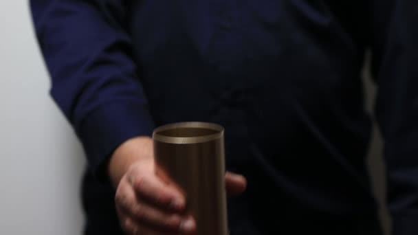 Muž drží kovový pohár — Stock video