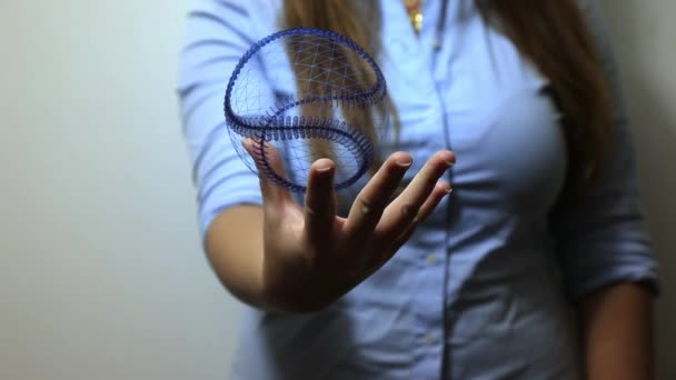 Mujer sostiene holograma de béisbol azul — Vídeos de Stock