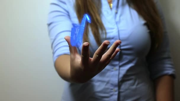 Nő rendelkezik hologramos szaxofon — Stock videók