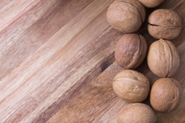 Ahşap arka planda birkaç ceviz. Boşluğu kopyala
