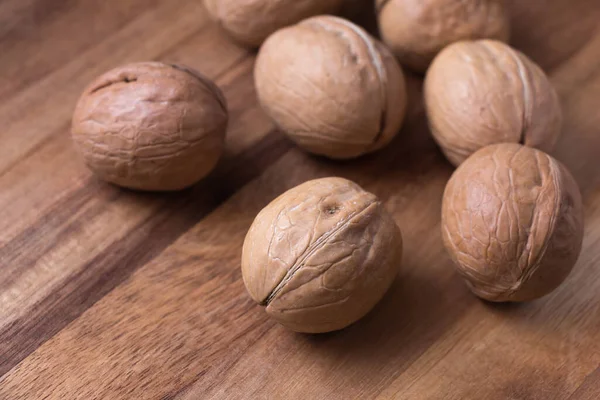 Ahşap bir masada cevizler