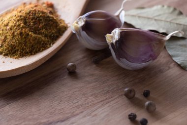 Baharatlar. Farklı yemekler için bir dizi ana baharat..