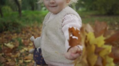 Sonbahar bahçesindeki bebek