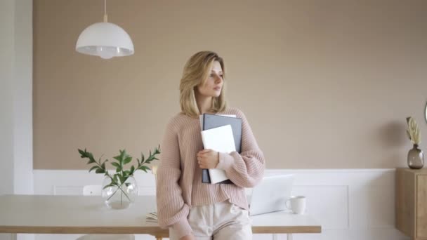 Žena držící notebook v moderní kanceláři. — Stock video