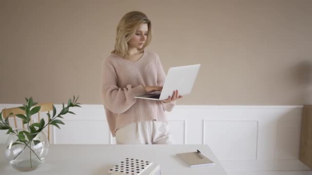 Werk vanuit huis concept, Portret van mooie jonge vrouw werken op laptop op de werkplek. — Stockvideo
