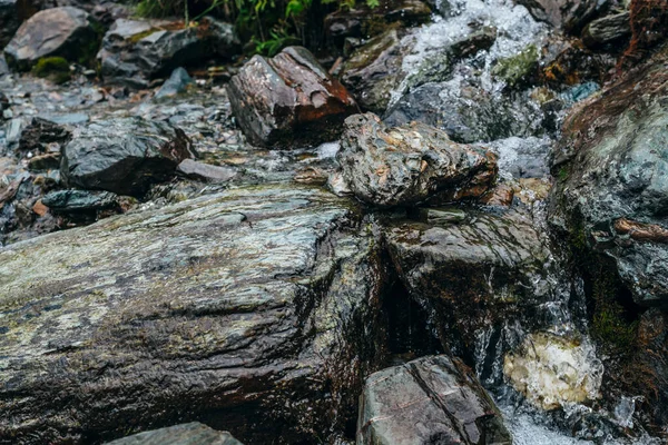 Agua Manantial Clara Fluye Una Hermosa Ladera Pedregosa Boulder Arroyo — Foto de Stock