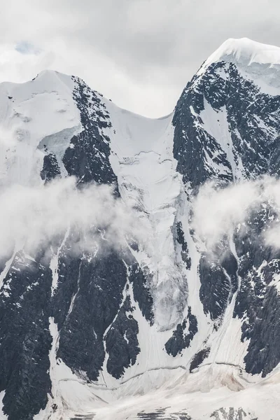 Paisagem Alpina Minimalista Atmosférica Com Geleira Pendurada Maciça Pico Montanha — Fotografia de Stock