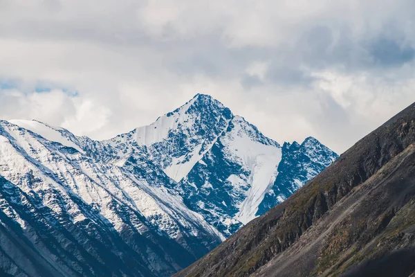 Paisagem Alpina Atmosférica Para Cume Montanha Nevado Encosta Íngreme Dia — Fotografia de Stock