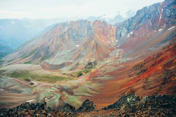 Lebendige Bunte Landschaft Des Farbenfrohen Hochlandtals Inmitten Großer Felsiger Berge — Stockfoto