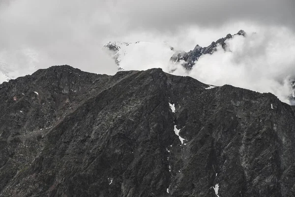 Paysage Alpin Minimaliste Atmosphérique Avec Grande Paroi Rocheuse Pic Enneigé — Photo