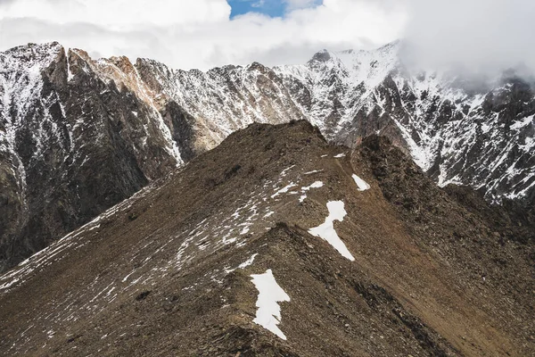 Atmosfäriskt Minimalistiskt Alpint Landskap Till Massiv Snöig Bergskedja Fast Eller — Stockfoto