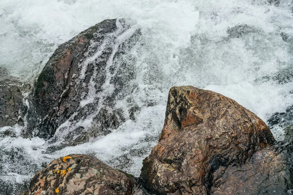 Full Frame Natur Bakgrund Med Stenblock Vatten Riffel Bergsflod Kraftfull — Stockfoto