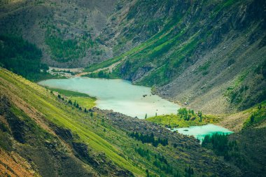 İki güzel dağ gölü, kozalaklı ormanı ve kayalık dağları olan havadan manzaralı bir vadi. İnanılmaz atmosferik dağlık arazi. Muhteşem muhteşem vahşi doğa manzarası..