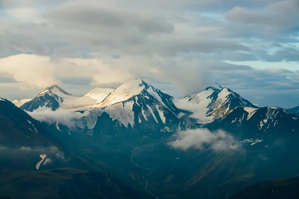 Stimmungsvolle Alpine Landschaft Mit Großen Schneebedeckten Bergen Zwischen Niedrigen Wolken — Stockfoto