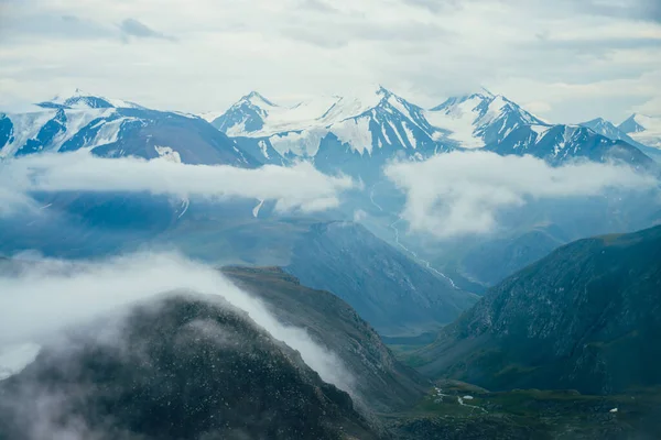 Prachtig Sfeervol Alpenlandschap Tot Grote Besneeuwde Bergen Met Gletsjer Lage — Stockfoto