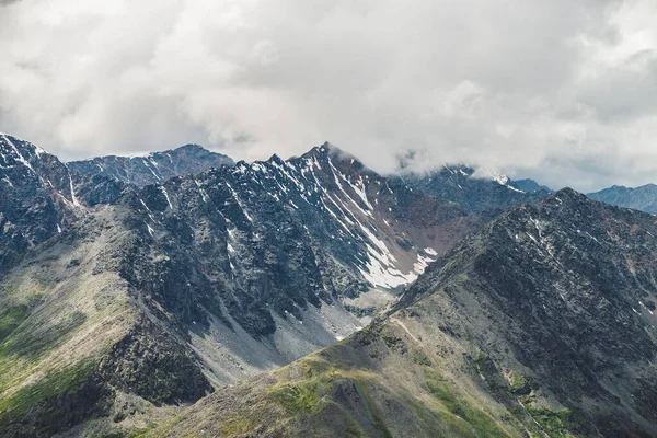 Atmosferik Dağ Manzarası Büyük Dağ Sırtı Alçak Bulutlarda Karla Kaplı — Stok fotoğraf