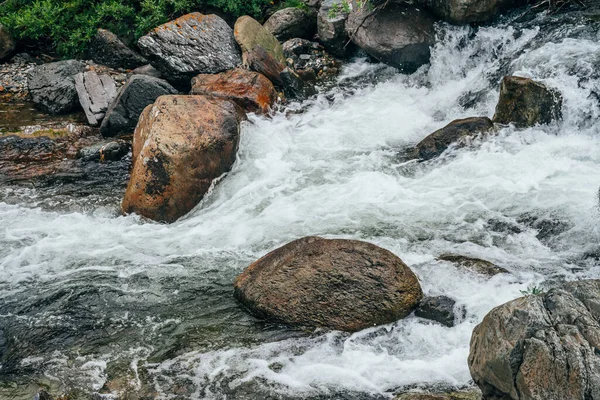 Paisagem Bonita Com Pedras Grandes Rifa Água Rio Montanha Corrente — Fotografia de Stock