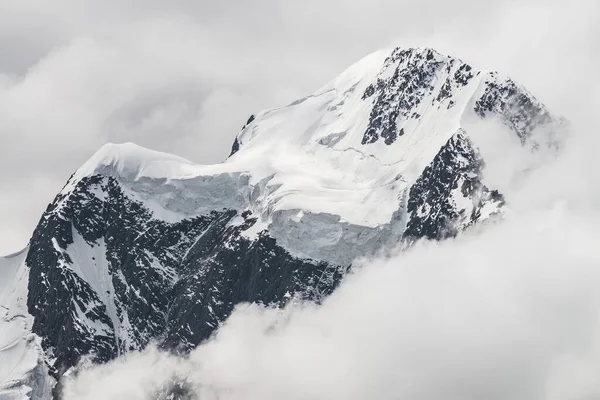 Atmosfäriskt Minimalistiskt Alpint Landskap Med Massiv Hängande Glaciär Snöig Bergstopp — Stockfoto