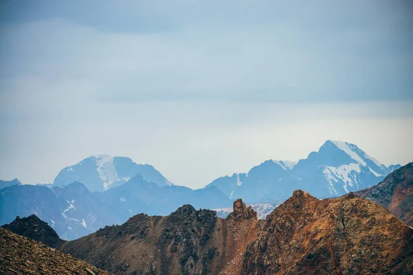 Pemandangan Indah Atmosfer Dengan Gunung Berbatu Emas Dan Pegunungan Bersalju — Stok Foto