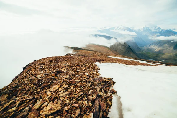 Montagna Cima Innevata Sopra Spesse Nuvole Con Vista Sulle Montagne — Foto Stock