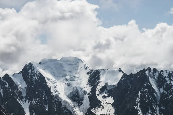 Paisaje Alpino Minimalista Atmosférico Con Glaciar Colgante Masivo Pico Montaña — Foto de Stock