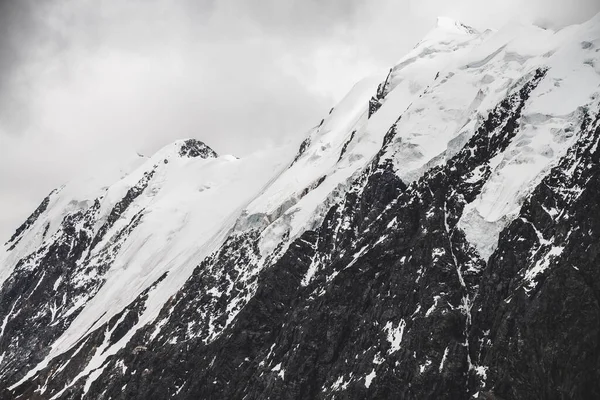 Атмосферный Минималистский Альпийский Ландшафт Массивным Висящим Ледником Снежной Вершине Горы — стоковое фото