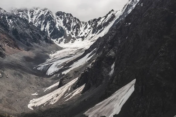 Paisagem Alpina Minimalista Atmosférica Com Geleira Pendurada Maciça Montanha Gigante — Fotografia de Stock