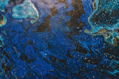 Altın kaplamalı mavi renkli akışkan sanat arkaplanı. Sıvı mürekkebin dalgalı etkisi. Altın lekeli koyu mavi bir hayalet. Akrilik resimlerin soyut fantezi dokusu. Gerçeküstü renk karışımı. Mavi üzerine altın.
